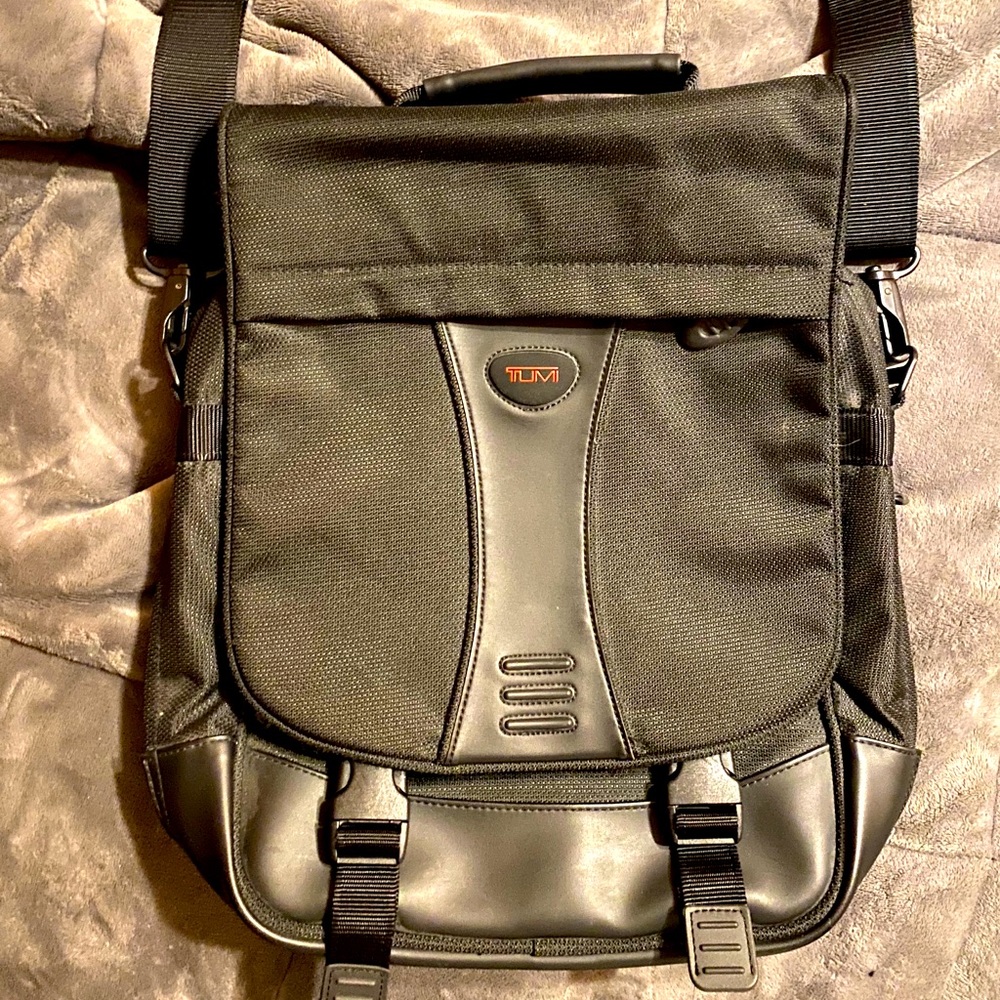 Like New!!! Tumi T2 Vertical Shoulder Tote